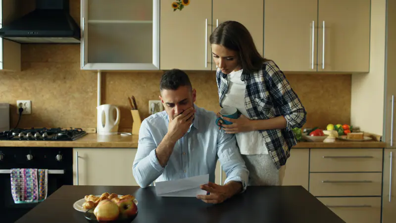 Pareja revisando sus cuentas y facturas en casa