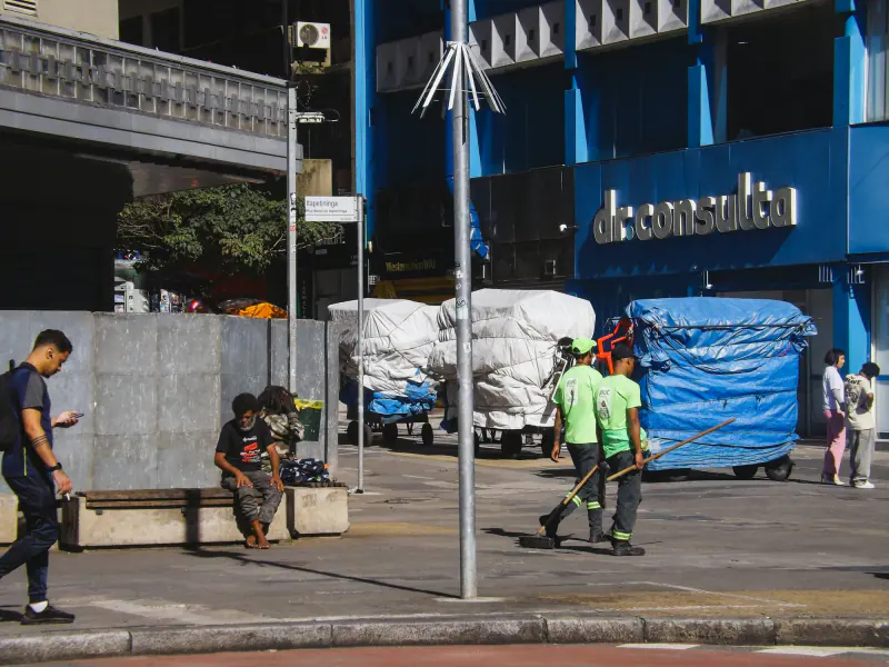 Trabajadores en un taller industrial