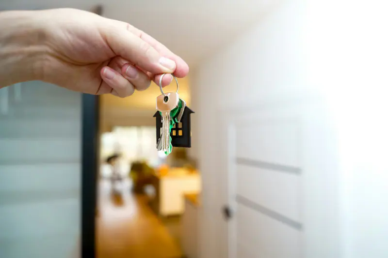 Mano entregando las llaves de un apartamento en arriendo