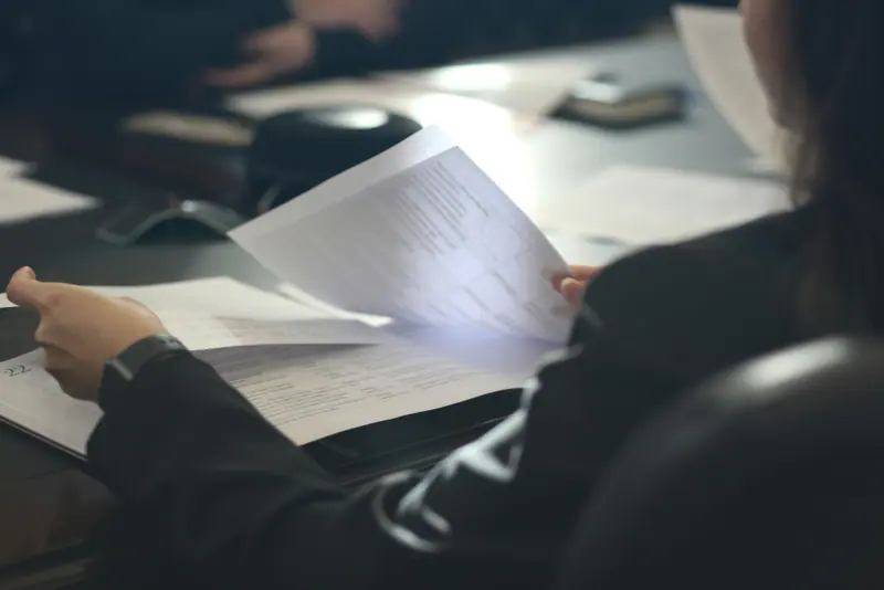 Persona revisando los documentos de su liquidación laboral