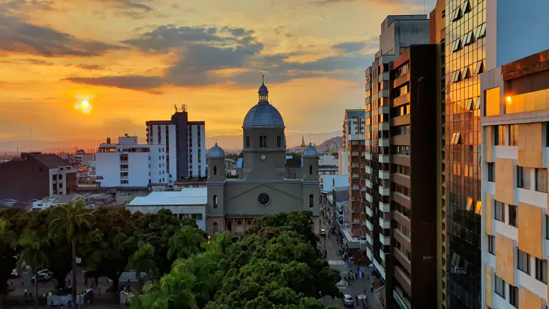 Catedral de Pereira y edificios del centro de la ciudad al atardecer