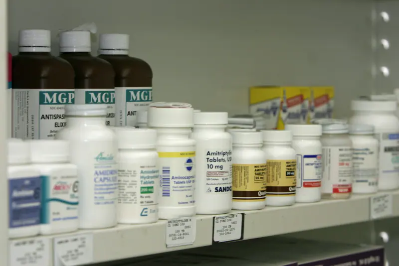 Estante de farmacia con frascos de medicamentos