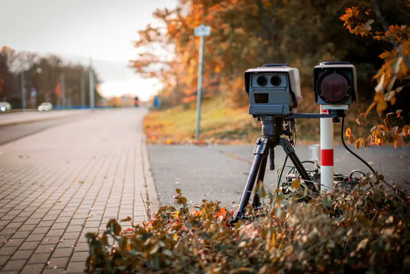 Cámara de fotodetección de velocidad instalada junto a una vía