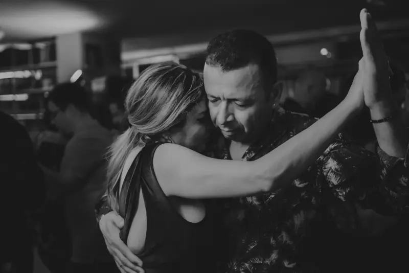 Pareja abrazada bailando en una celebración